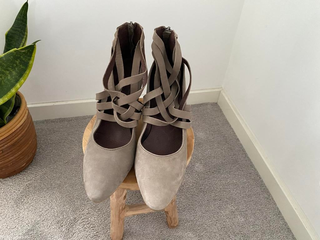 Grijze / beige pumps met bandjes Via Vai - Maat 39, Pumps, Ophalen of Verzenden, Zo goed als nieuw, Grijs