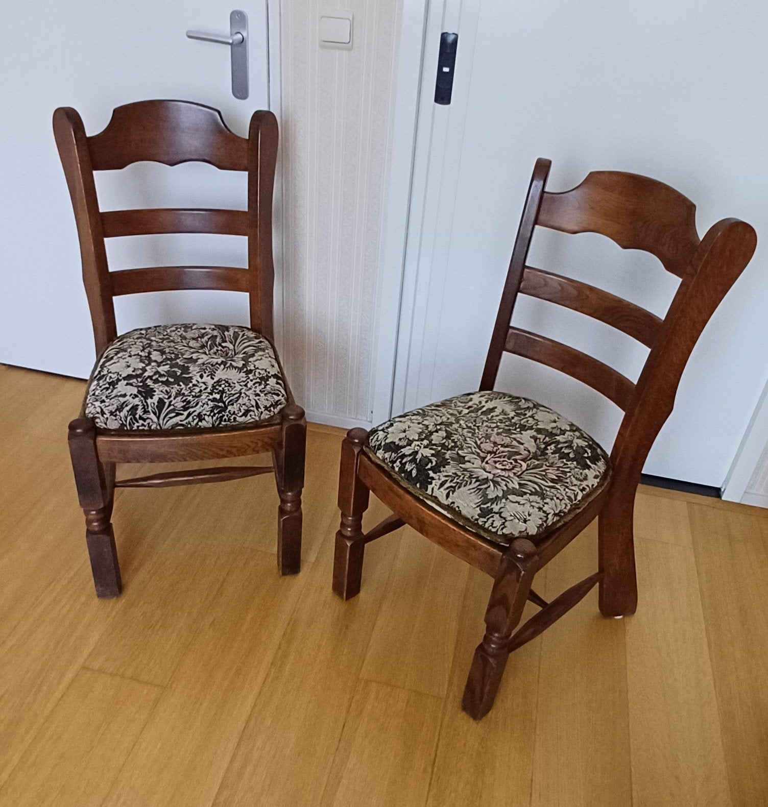 2 Stoelen,  €4,- p/st., Ophalen, Gebruikt, Twee, Bruin