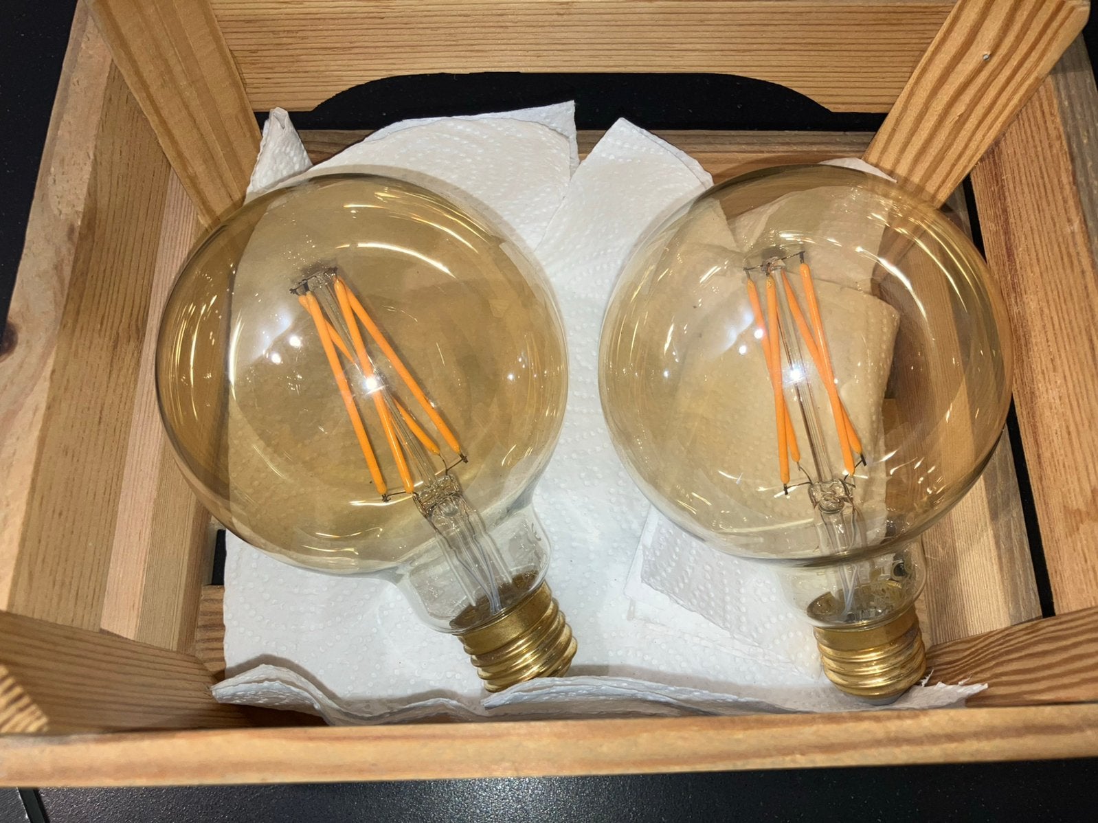 2 bolvormige, amberkleurige LED lampen E27, Led-lamp, Eglo, Zo goed als nieuw, Warm wit