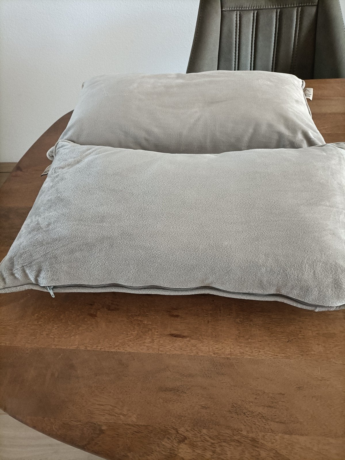 2 nieuwe sierkussens . 30 x 50 cm, Ophalen, Nieuw, Grijs
