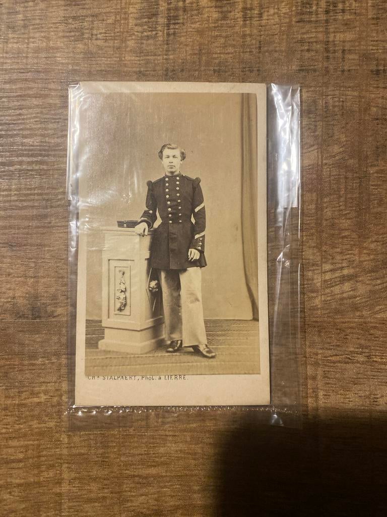 Antieke Foto: Jonge Man in Uniform (ca. 1900), Verzamelen, Foto's en Prenten, Gebruikt, Foto, Ophalen of Verzenden, Voor 1940