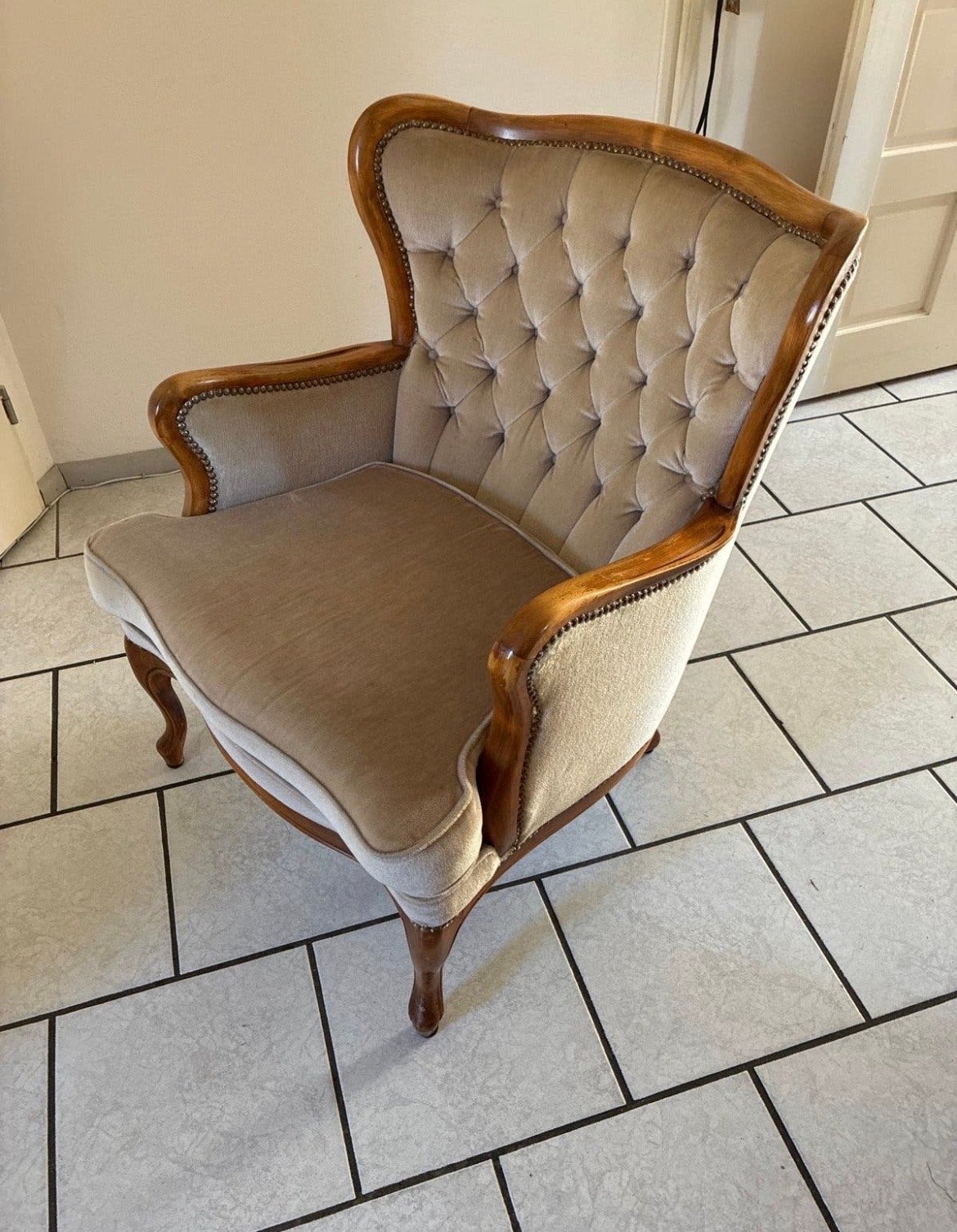 2x Vintage fauteuil met houten frame en gecapitonneerde rug, Ophalen