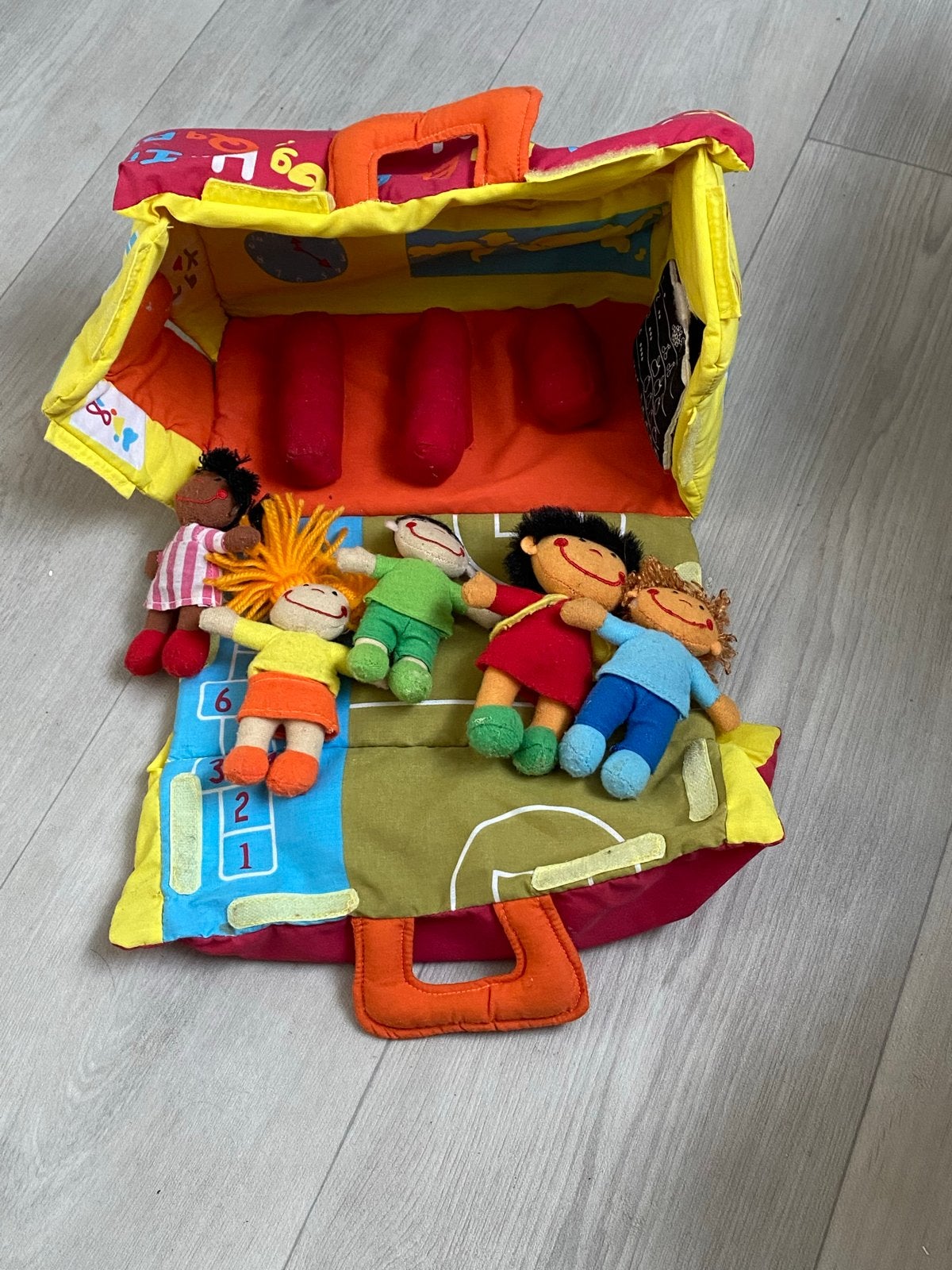Uniek exemplaar! Unicef Stoffen School met Poppetjes, Kinderen en Baby's, Ophalen of Verzenden, Gebruikt, Knutselen