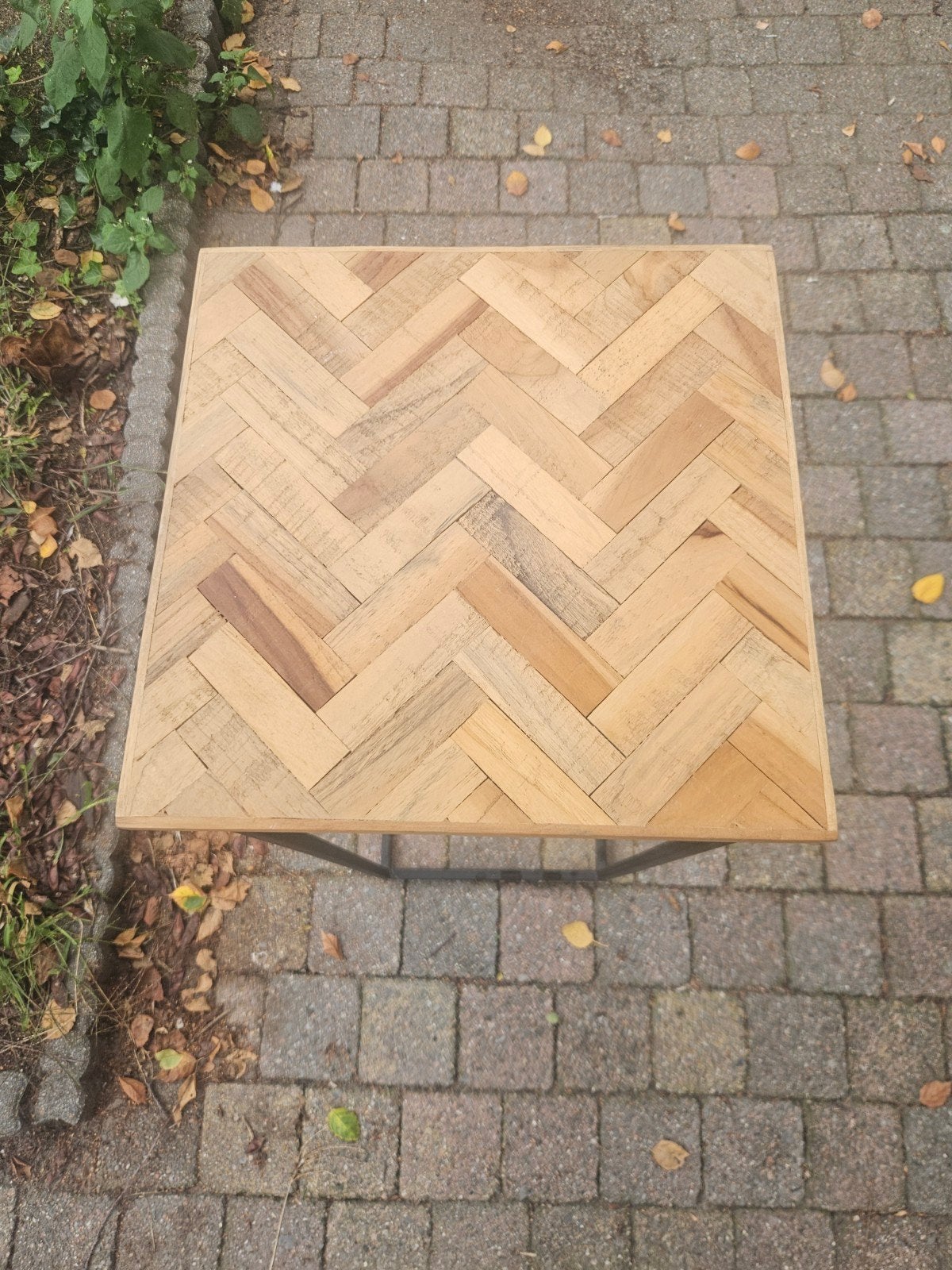 Houten plantentafel met visgraatmotief en metalen onderstel, Ophalen, Minder dan 55 cm, Vierkant, Zo goed als nieuw