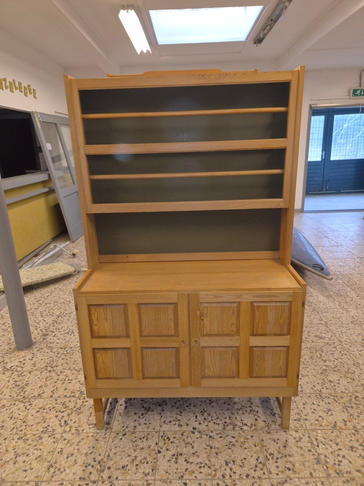 Vintage houten dressoir met open rekken, Ophalen