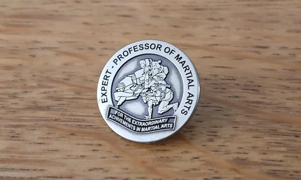 Collectible badge “Expert Professor of Martial Arts”, Ophalen of Verzenden, Nieuw, Sport, Speldje of Pin
