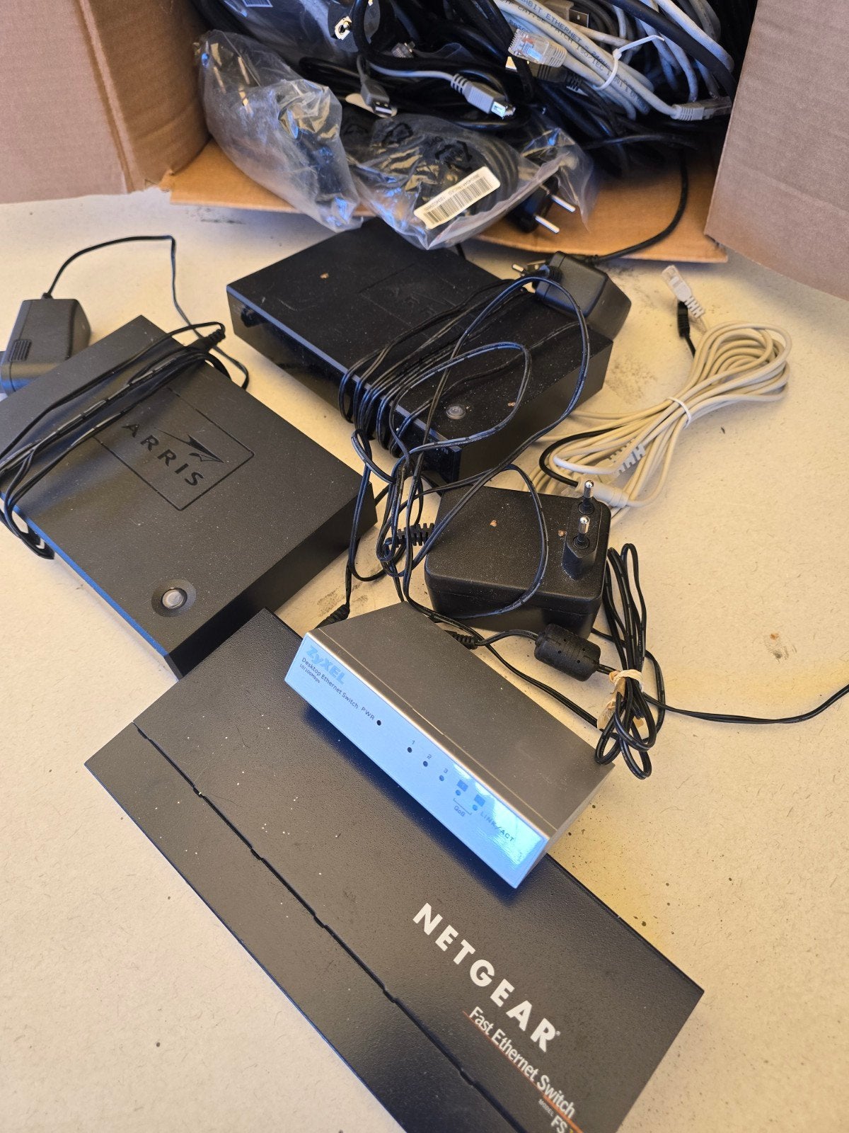 Netwerkapparatuur: Netgear, Zyxel, Arris en kabels, Verzenden, Gebruikt