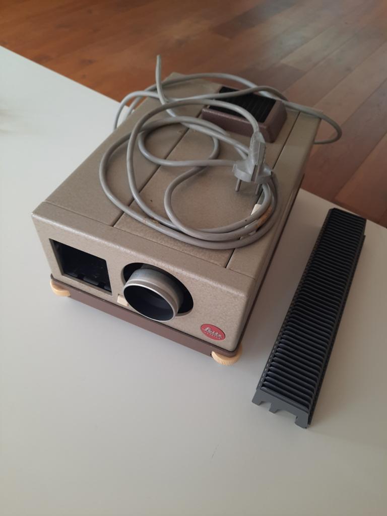 Leitz Wetzlar Pradovit Dia Projector met Magazijn, Audio, Tv en Foto, Diaprojectors, Ophalen of Verzenden, Gebruikt