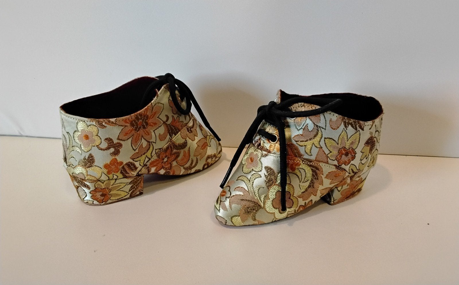 Decoratieve Chinese gebonden voeten schoenen, Antiek en Kunst, Antiek | Kleding en Accessoires, Ophalen of Verzenden, Dames, Onbekend