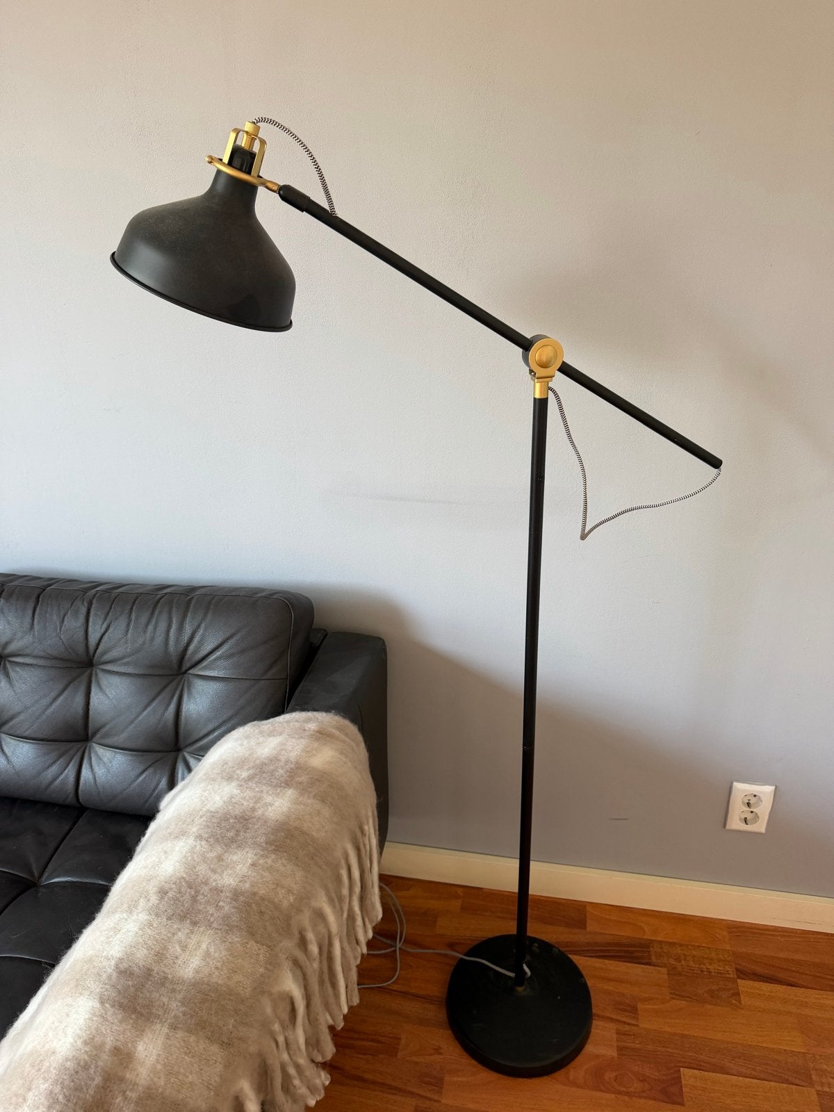 IKEA Renarp floor lamp black and gold, Ophalen, Gebruikt, E27 (groot), Metaal