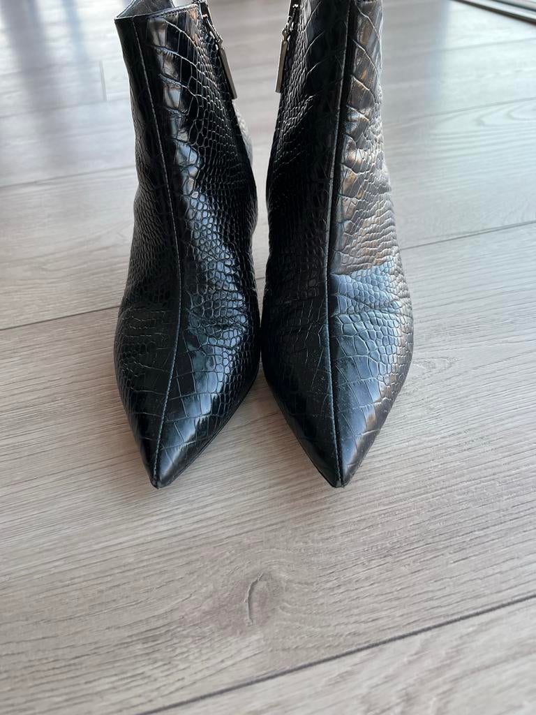 Max Mara Zwarte Enkellaarsjes met Krokodillenprint maat 36, Ophalen of Verzenden, Gedragen, Zwart, Lage of Enkellaarzen