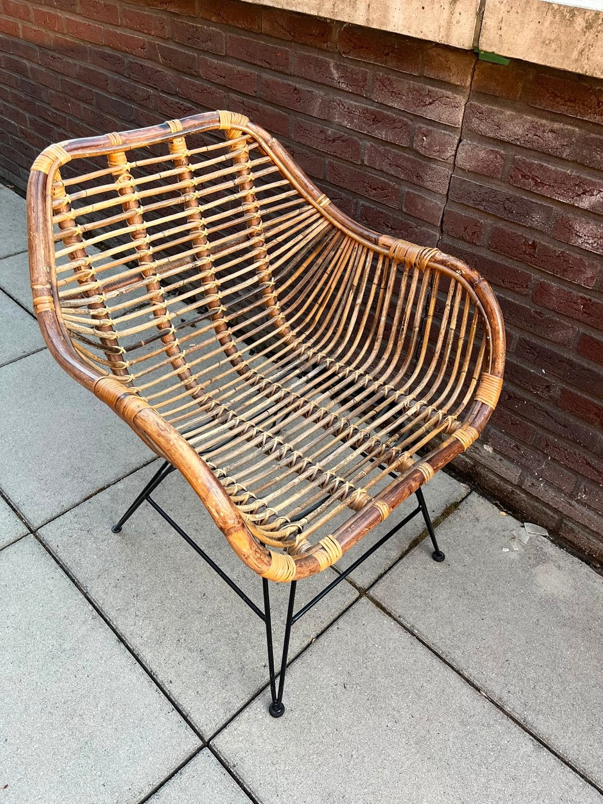Rotan stoel met metalen poten, Huis en Inrichting, Stoelen, Ophalen, Gebruikt, Bruin, Riet of Rotan