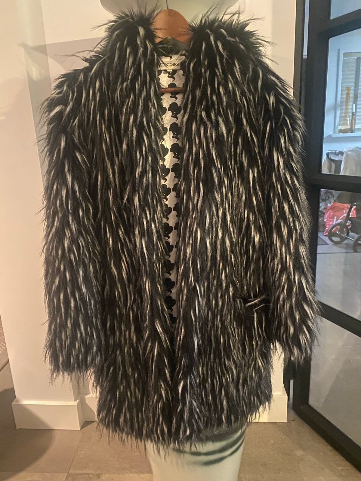 Zwart-witte faux fur jas, Kleding | Dames, Jassen | Winter, Ophalen of Verzenden, Zo goed als nieuw, Maat 38/40 (M), Zwart