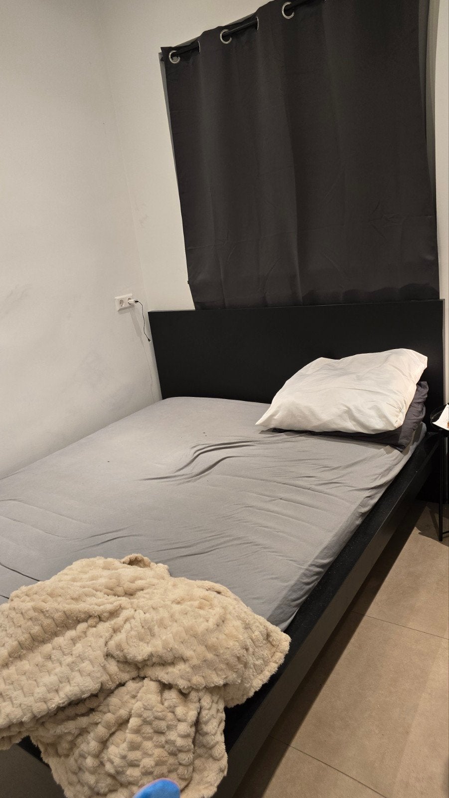 IKEA black double bed with mattress, Huizen en Kamers, Kamers te huur, Minder dan 20 m², Nijmegen