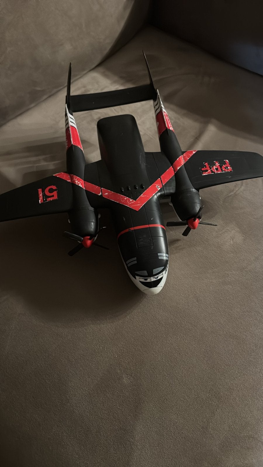 Zwart en rood speelgoedvliegtuig met propellers, Ophalen of Verzenden, Gebruikt