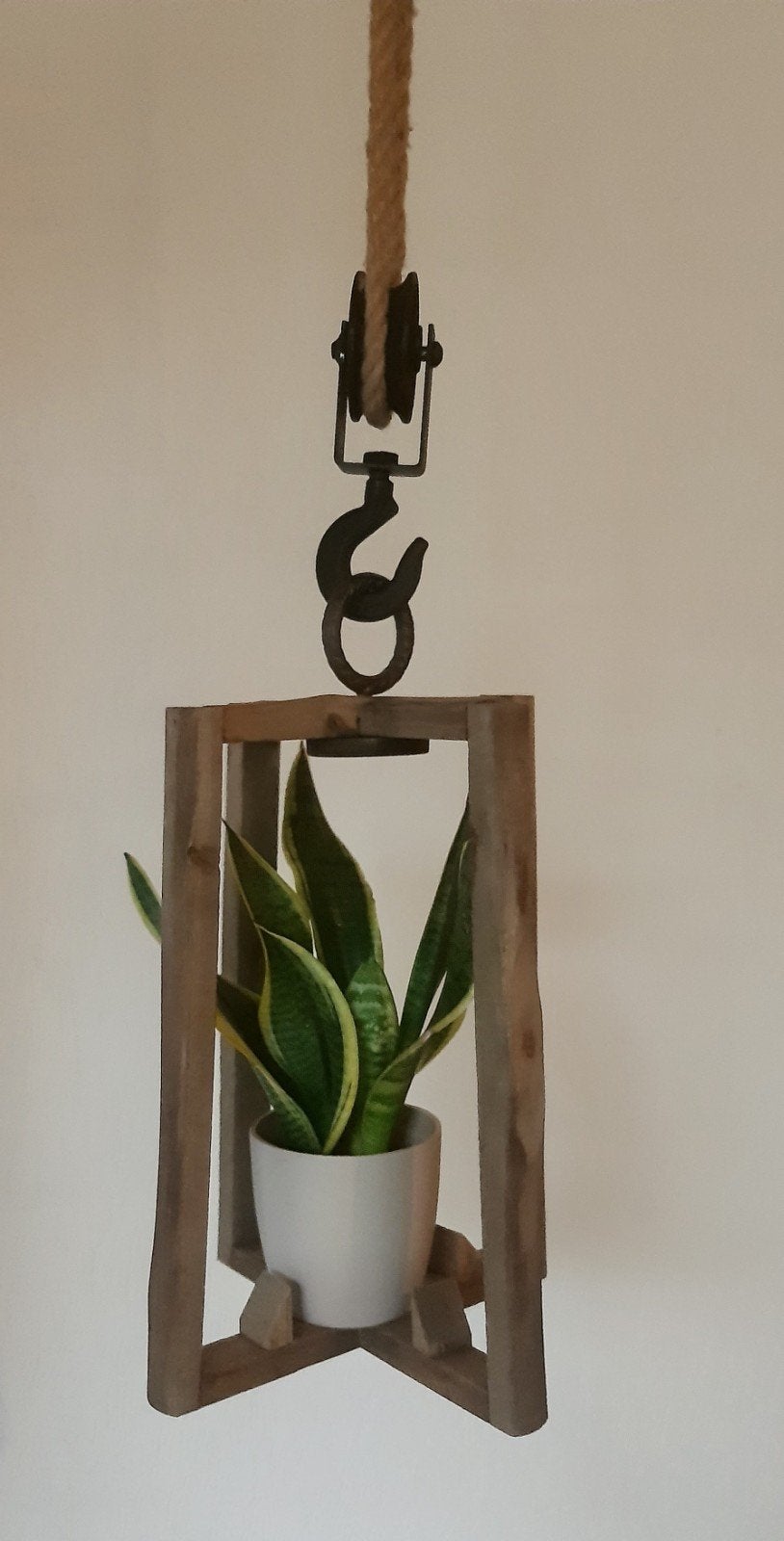 Unieke hangende plantenhouder met katrol en touw, Huis en Inrichting, Hout, Ophalen of Verzenden, Zo goed als nieuw, Bruin