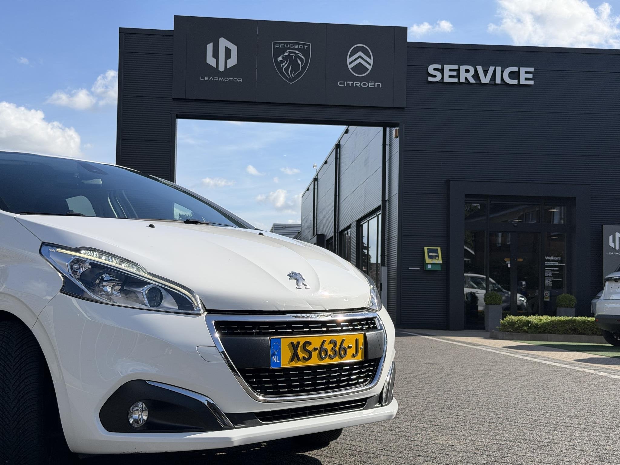 Peugeot 208 Allure 1.2 PureTech 82PK Trekhaak, Navigatie, Pa, Auto's, Stof, 1199 cc, 82 pk, Wit