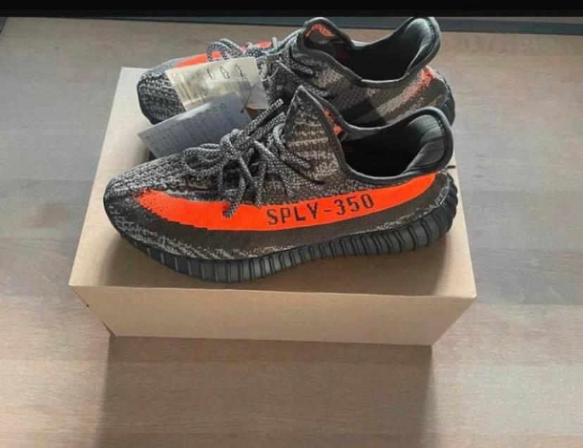 Yeezy 350  V2 Carbel maat 42 2/3 🔥NIEUW 🔥 in doos, Ophalen of Verzenden, Nieuw, Zwart