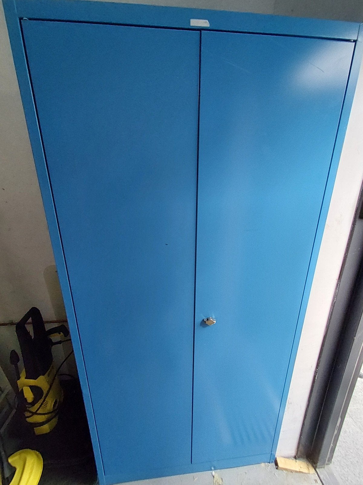 Blauwe metalen opbergkast, Huis en Inrichting, Kasten | Kledingkasten, Ophalen, Met deur(en), Gebruikt, 50 tot 100 cm