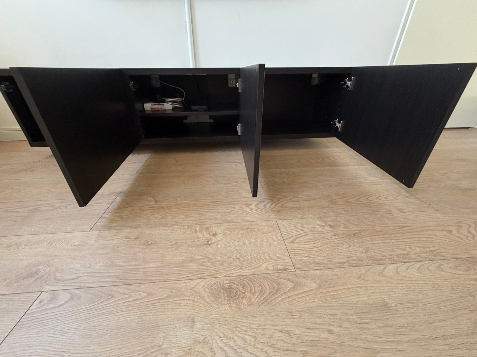 IKEA Besta tv meubel zwartbruin 180x42x38cm, Huis en Inrichting, Gebruikt, 150 tot 200 cm, Ophalen of Verzenden, Minder dan 100 cm