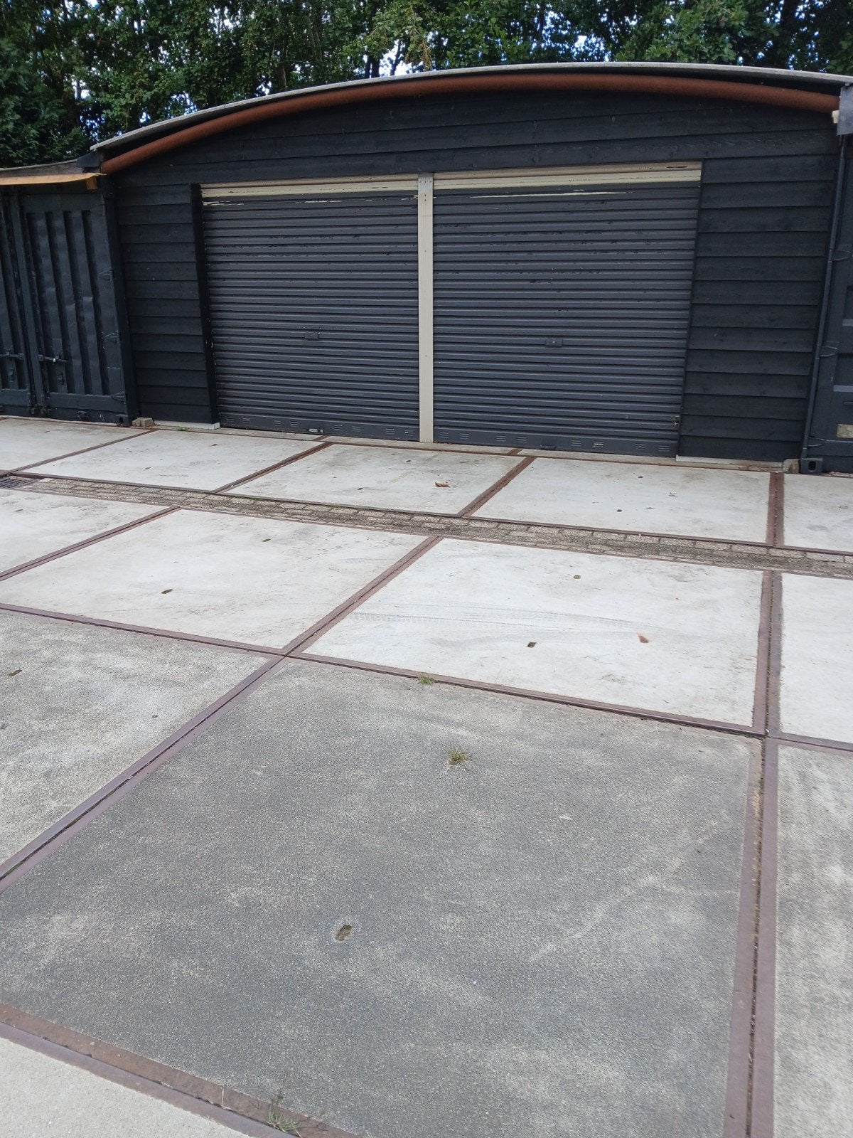 te huur 2 garage boxen en 1 geisoleerde 20m2 container, Ophalen, 500 cm of meer, Schuur, 3 ramen of meer