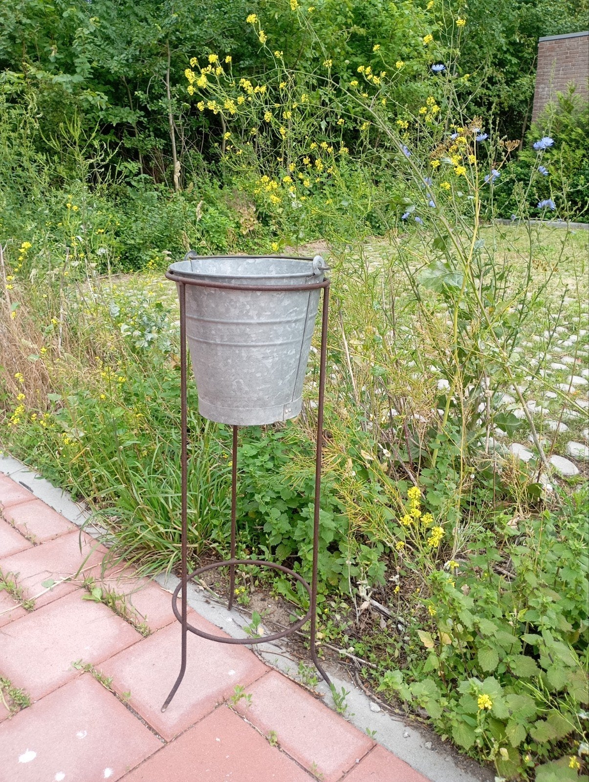 Zinken emmer met brocante  planten standaard, Tuin en Terras, Bloembakken en Plantenbakken, Ophalen, Gebruikt, Rond, Balkon