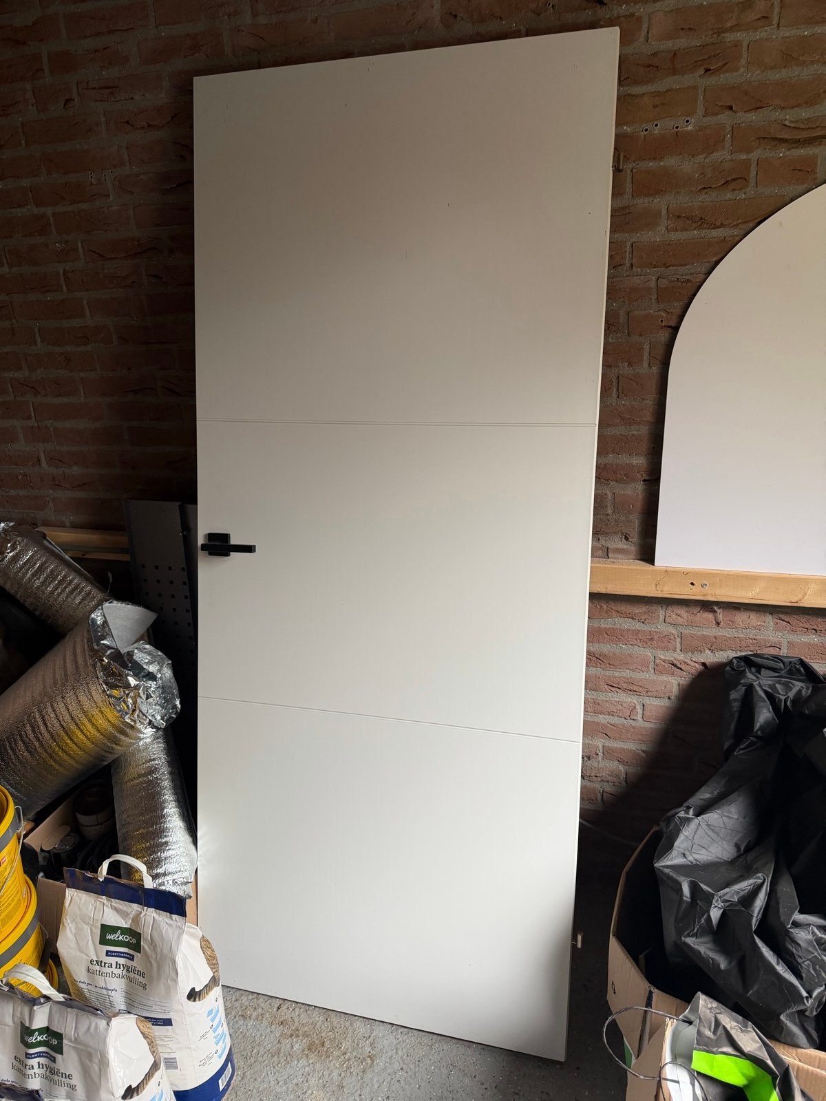 Witte binnendeur met zwart deurbeslag, Ophalen, 80 tot 100 cm, Binnendeur, Zo goed als nieuw