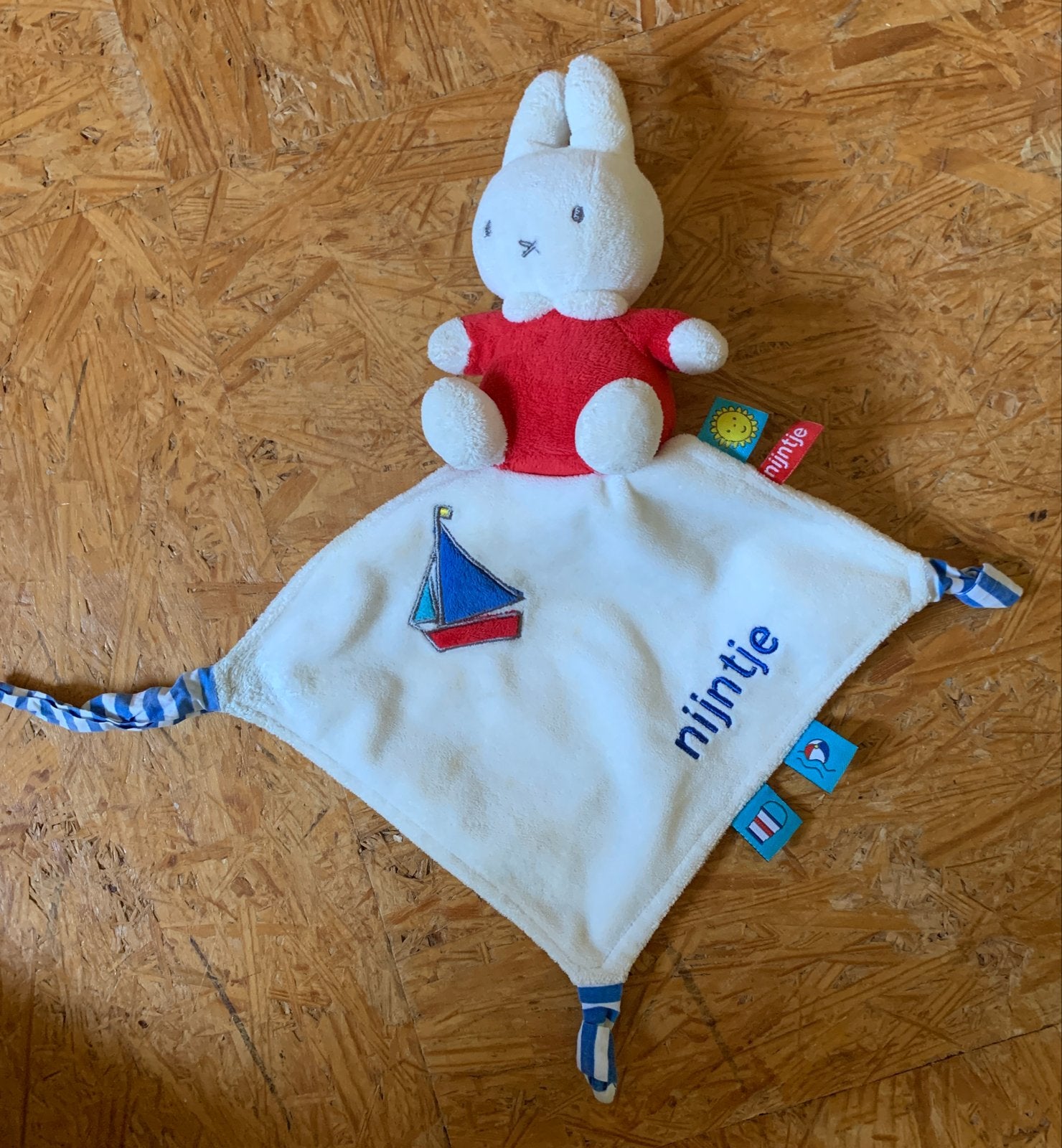 Nijntje knuffeldoekje met bootje en rood pakje, Overige merken, Nijntje, Ophalen of Verzenden, Klein (minder dan 20 cm)
