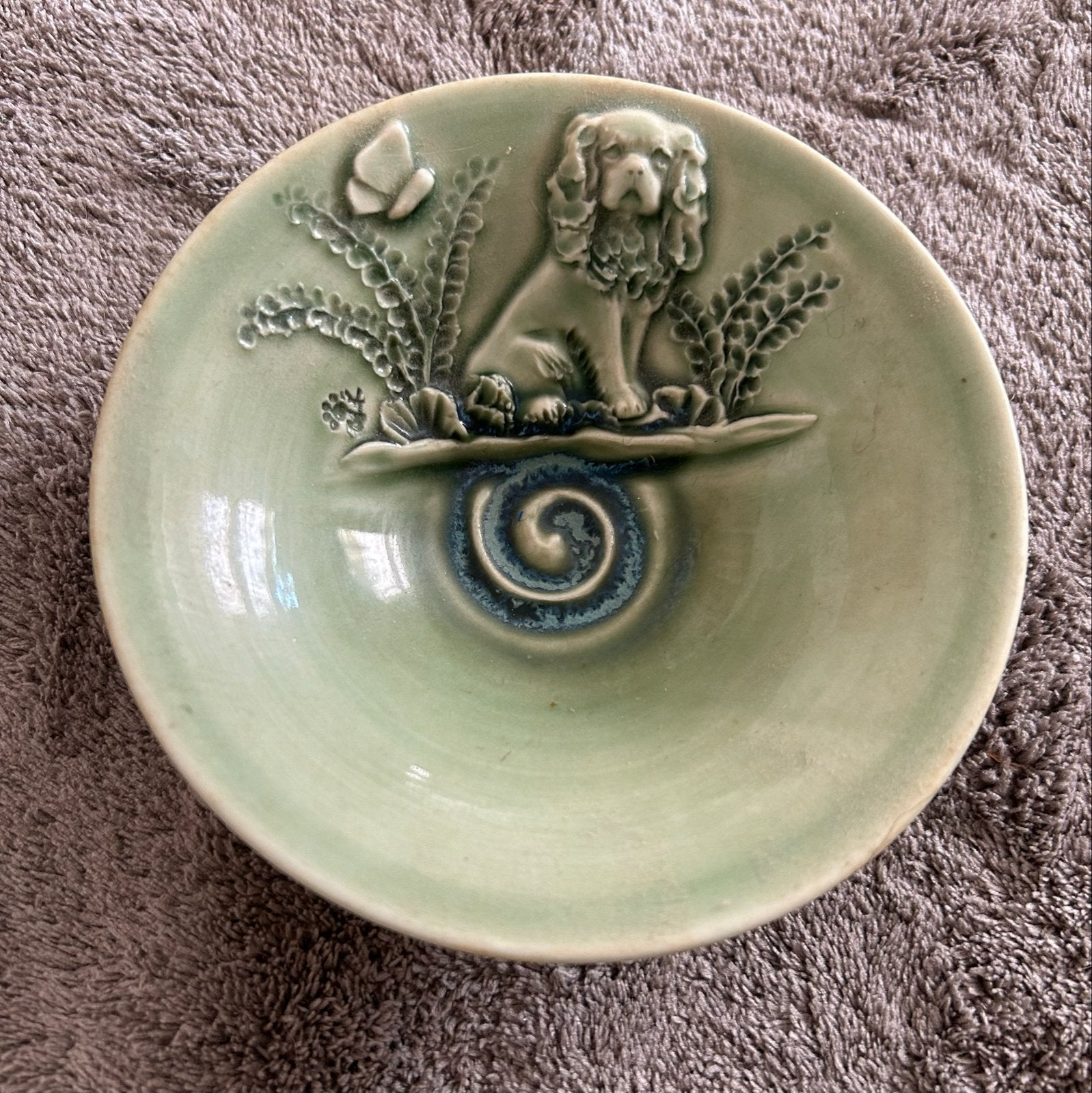 Vintage keramische schaal met hond en vlinder (cavalier), Ophalen of Verzenden