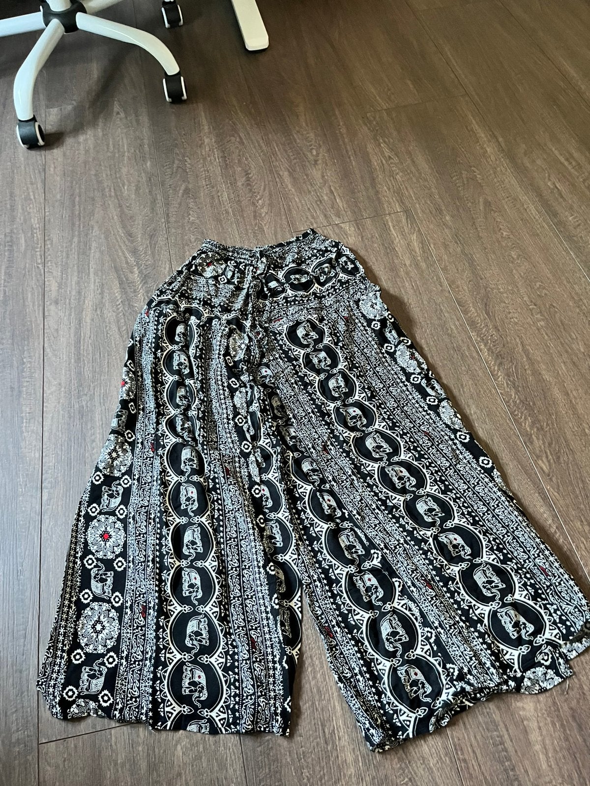 Zwart-witte wijde broek met olifantenprint, maat S, Zwart, Ophalen of Verzenden, Zo goed als nieuw, Driekwart