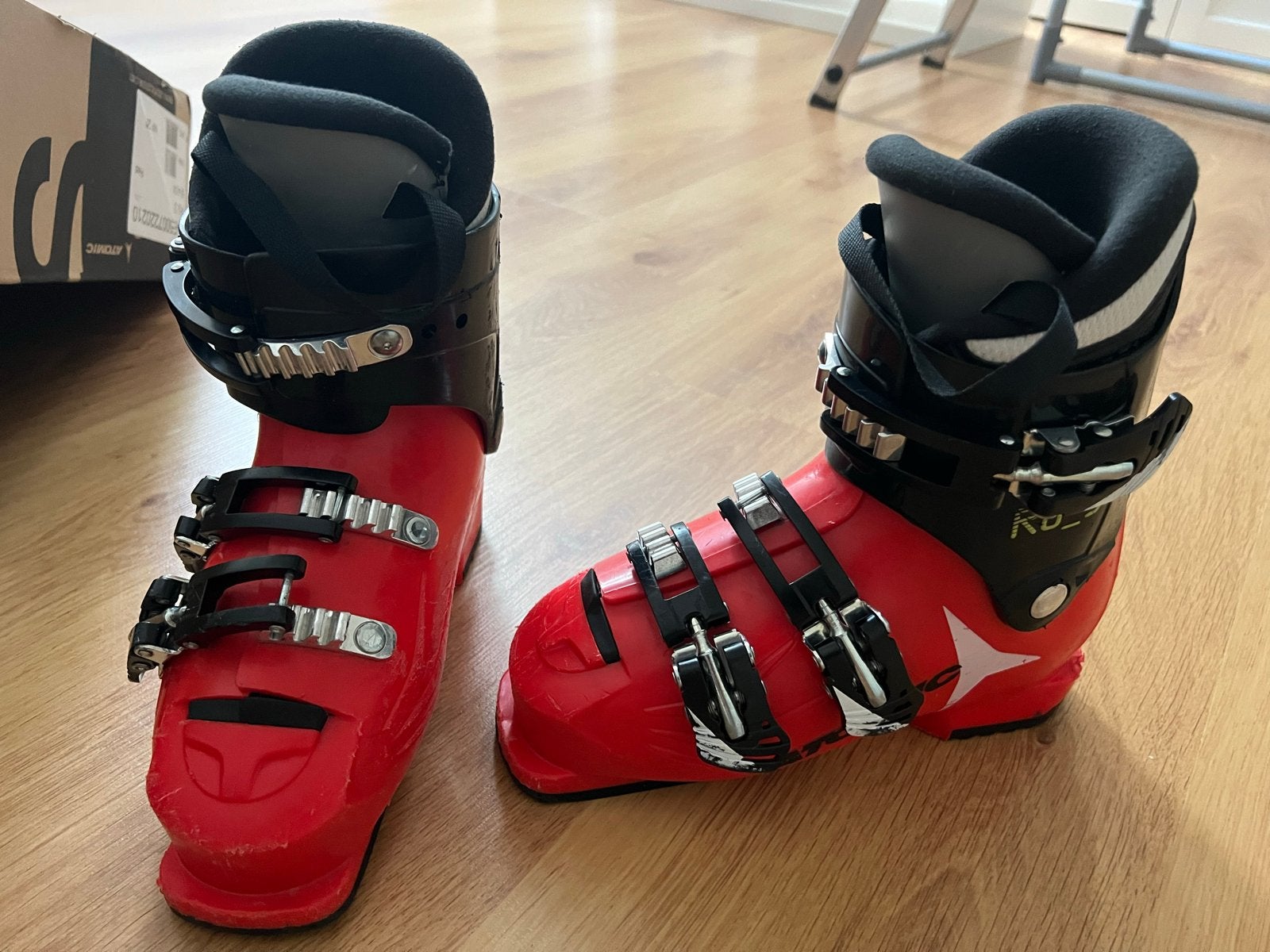 Atomic RJ 3 skischoenen - Rood/Zwart - Maat MP 21, Sport en Fitness, Skiën en Langlaufen, Gebruikt, 100 tot 140 cm, Schoenen, Ophalen of Verzenden
