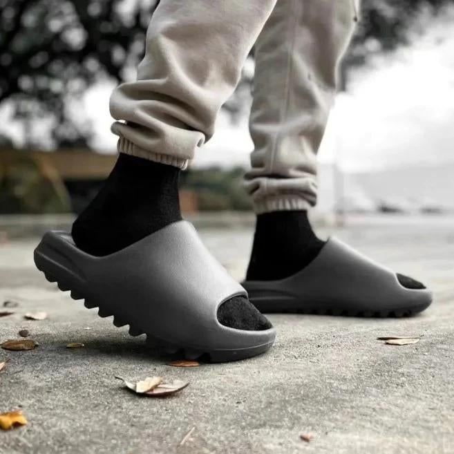 Yeezy Slides Onyx - Maat 44,5 - Nieuw in doos, Ophalen of Verzenden, Nieuw, Zwart, Slippers