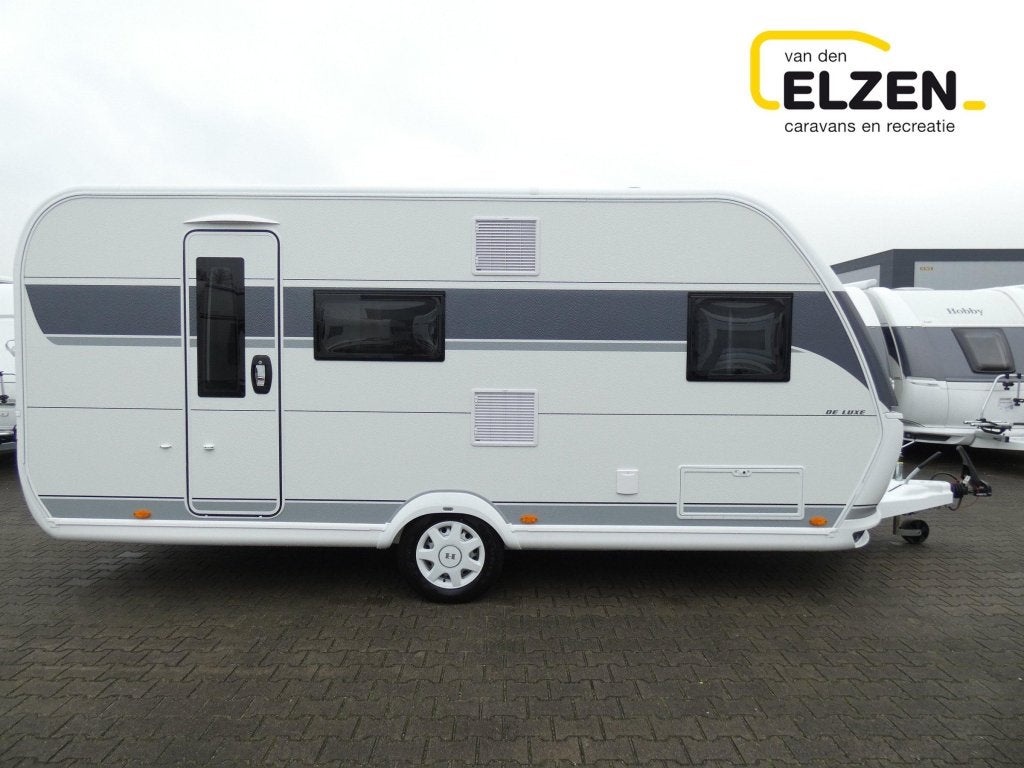 Hobby De Luxe 490 KMF White Edition Actiepakket, Caravans en Kamperen, Caravans, Dwarsbed, Hobby, Bedrijf, Treinzit