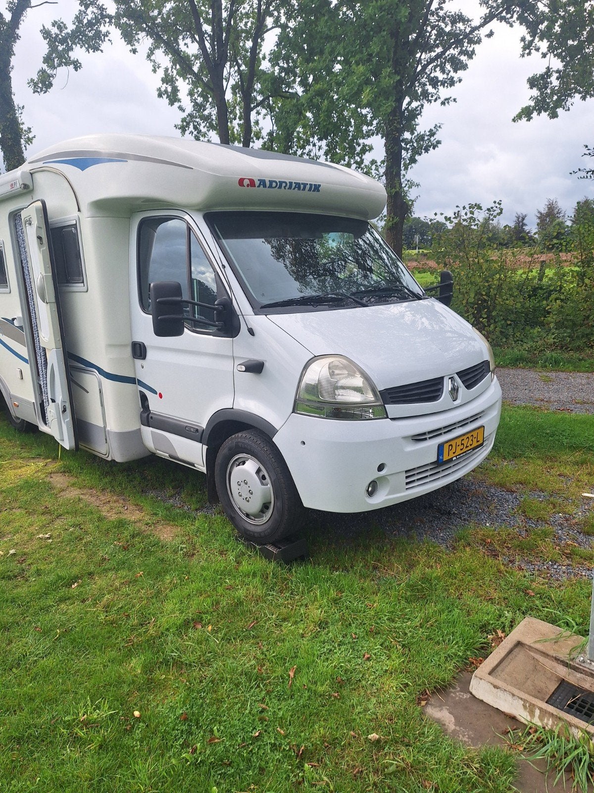 Zeer complete instap klaar Adriatik Izola S687 SPG - Renau, Caravans en Kamperen, Campers, Afzuigkap, Gaslek-detector, Ringverwarming