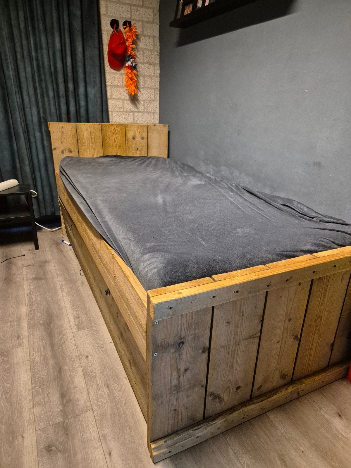 Steigerhouten eenpersoonsbed met uitschuifbaar logeerbed, Ophalen, Gebruikt, Eenpersoons, Bruin
