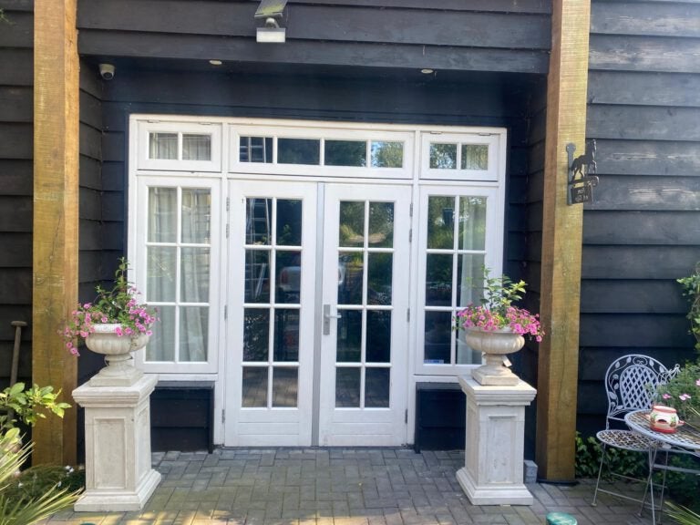 Ronde sierlijke betonnen bloempotten op rechthoekige pilaren, Tuin en Terras, Bloempotten, Ophalen, 40 cm of meer, Rond, Nieuw