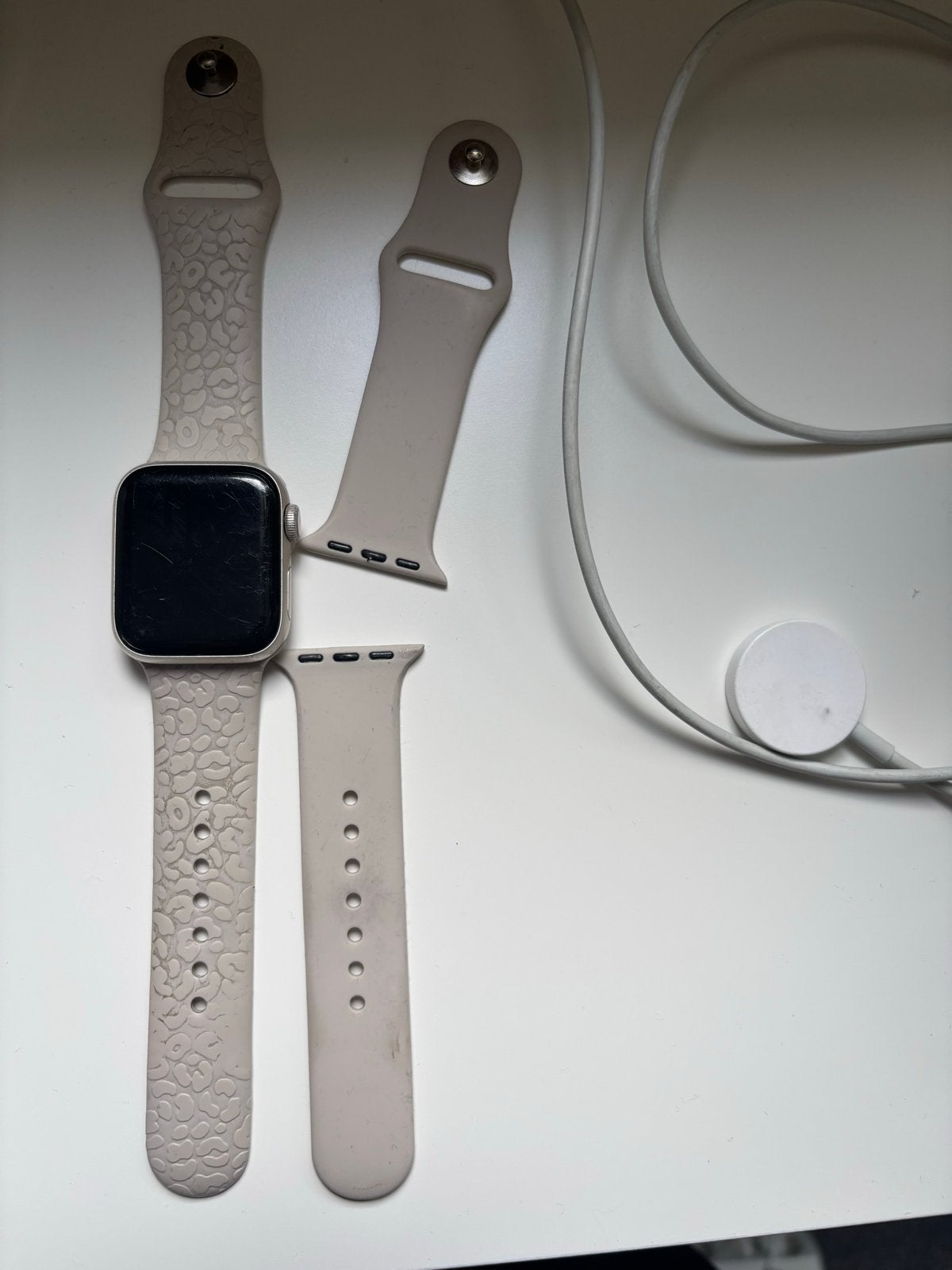 Apple Watch SE 40mm GPS - starlight met bandjes en oplader, IOS, Ophalen of Verzenden, Waterdicht, Zilver