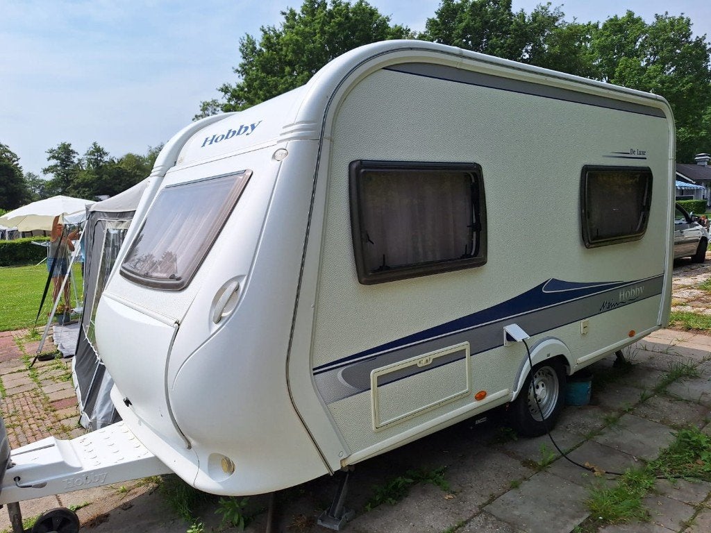 Hobby De Luxe 400 SF, Caravans en Kamperen, Caravans, Particulier, tot en met 3, 750 - 1000 kg, Treinzit, Hobby, Dwarsbed, Vast bed