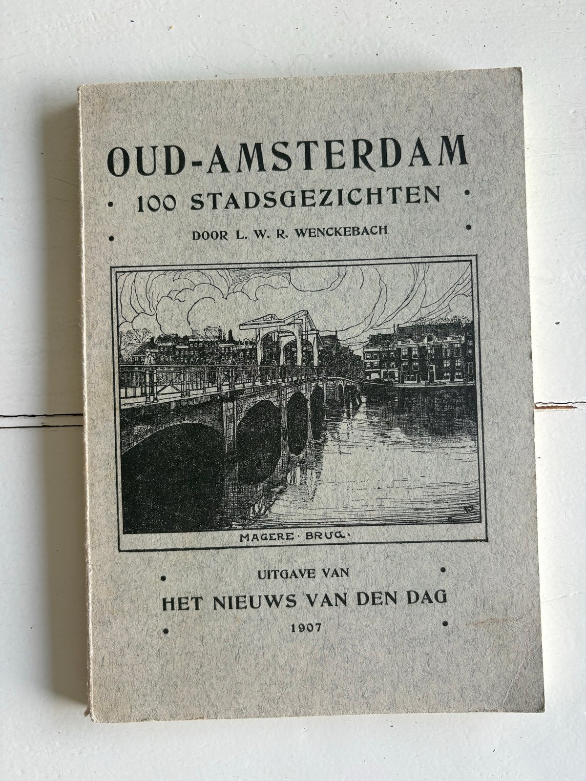 Oud-Amsterdam: 100 Stadsgezichten door L.W.R. Wenckebach, Boeken, Ophalen of Verzenden, 20e eeuw of later, Gelezen