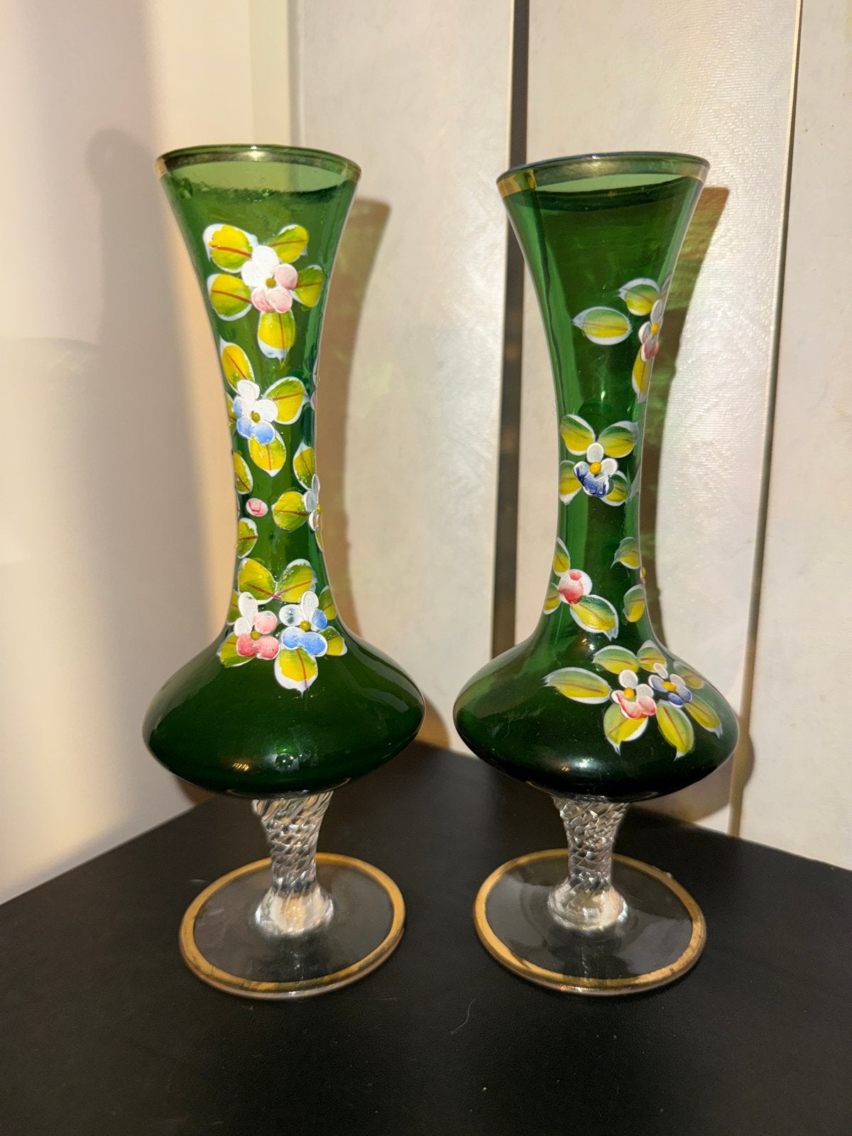 Set van 2 Groene Glazen Vazen met Handgeschilderde Bloemen, Antiek en Kunst, Ophalen of Verzenden