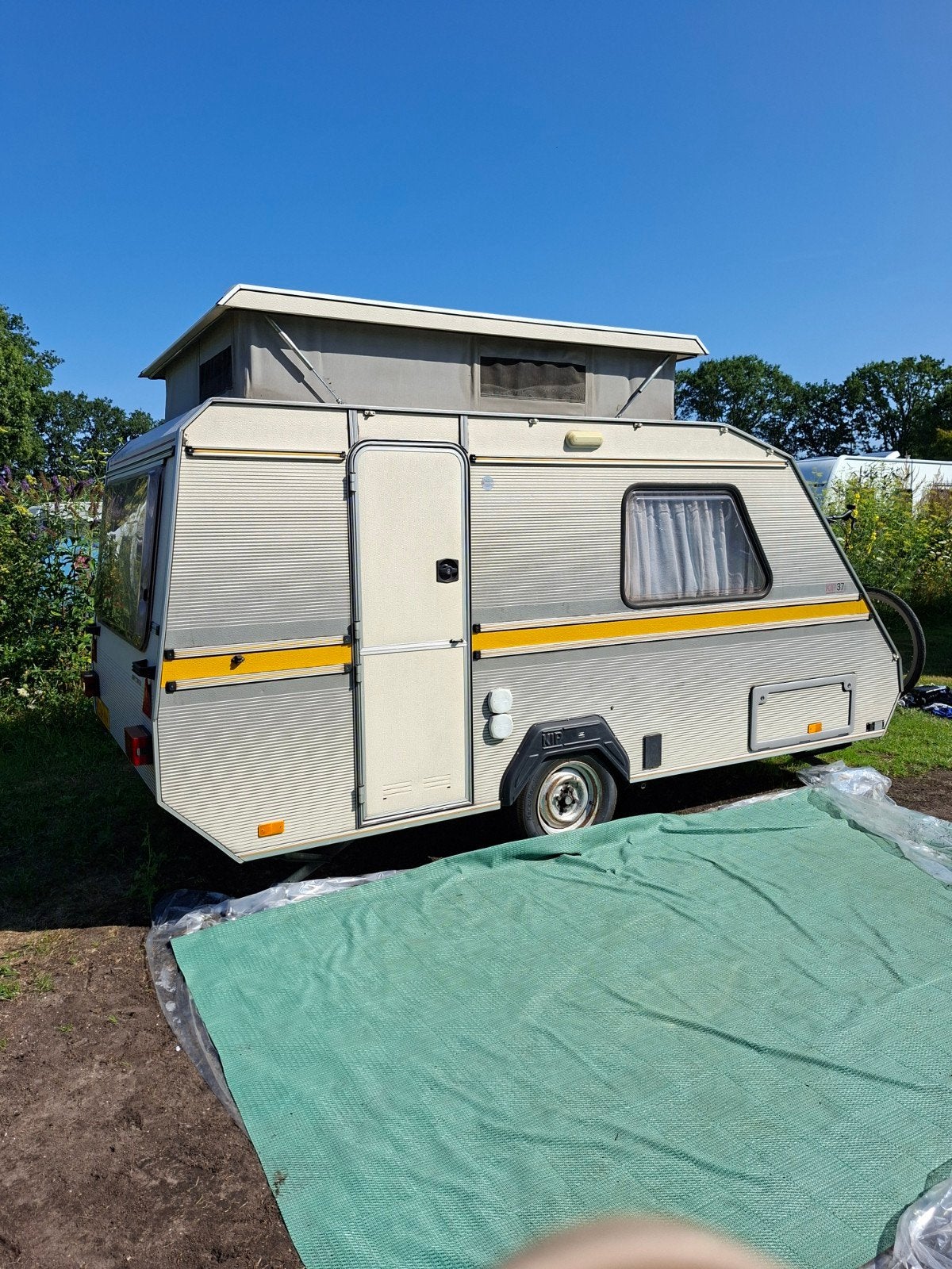Kip Kompakt KK37 hefdak caravan met voortent, Kip, Treinzit, Particulier, Koelkast