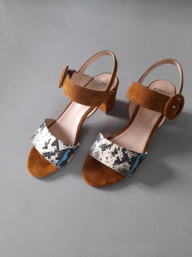 GOSH suede sandalen, kl. cognac/multi band, hak 6 cm, ZGAN, Overige kleuren, Gosh, Zo goed als nieuw, Sandalen of Muiltjes