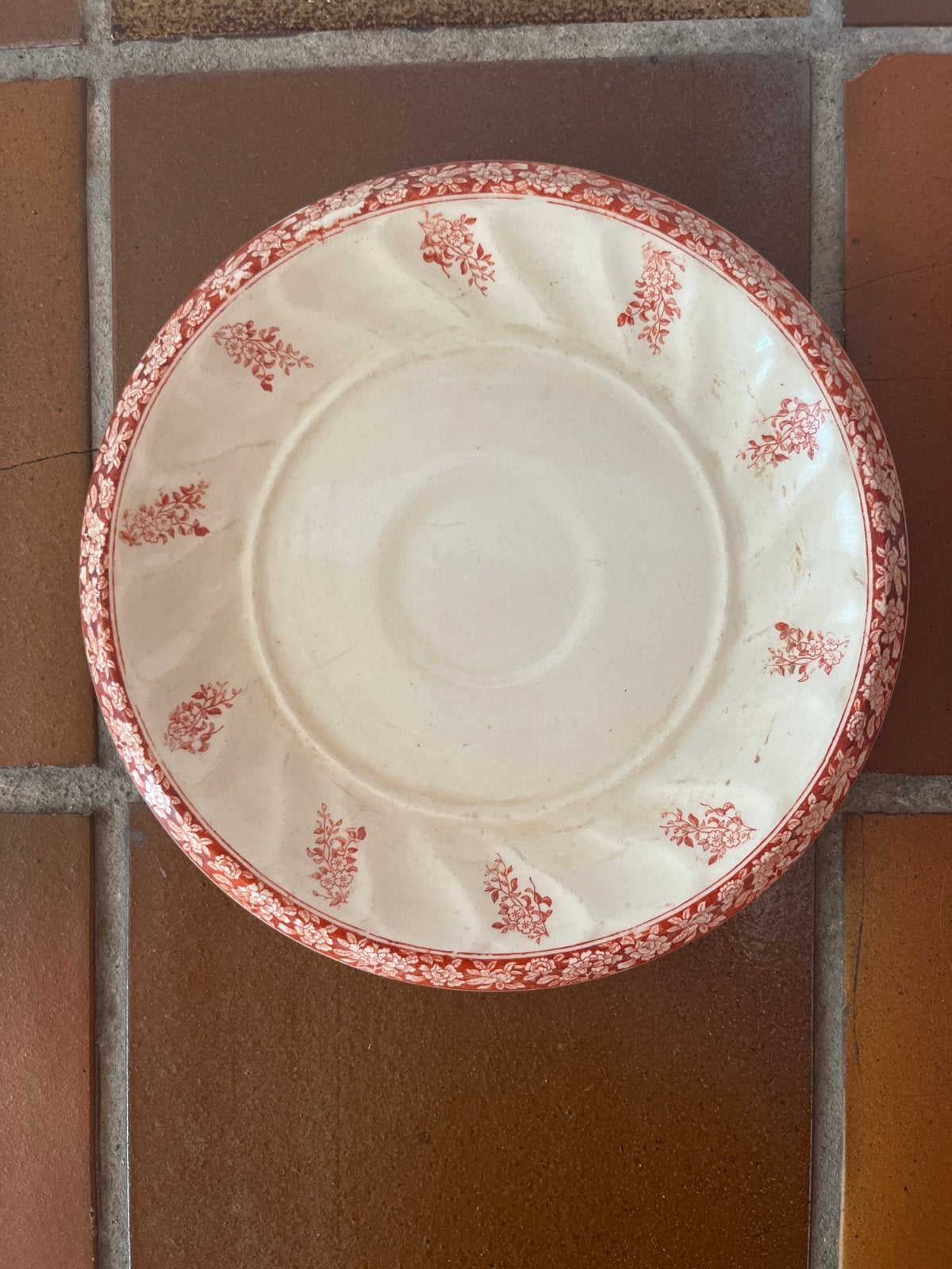 Antieke Petrus Regout Schotel Flower Rood – Swirl Rand, Ophalen