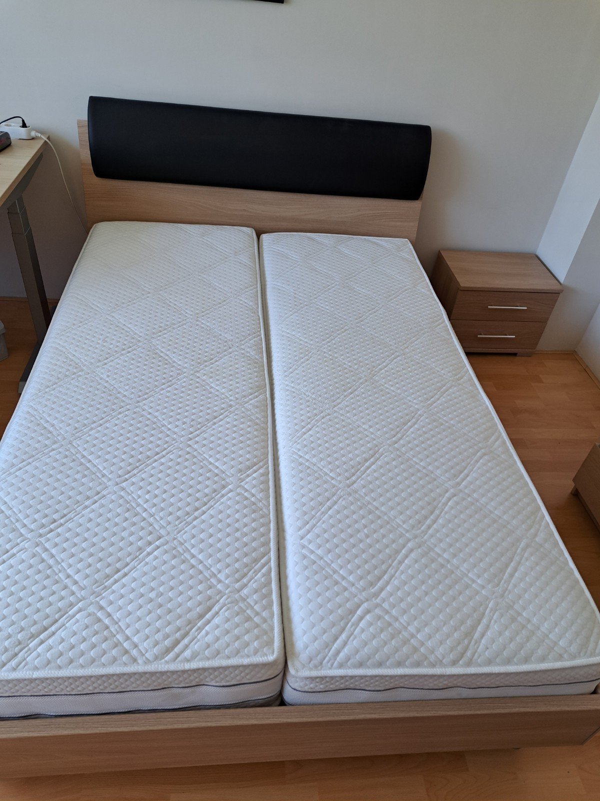 Ledikant 140x200 met lattenbodem, 2 matrassen en nachtkastje, Ophalen, Gebruikt, Tweepersoons
