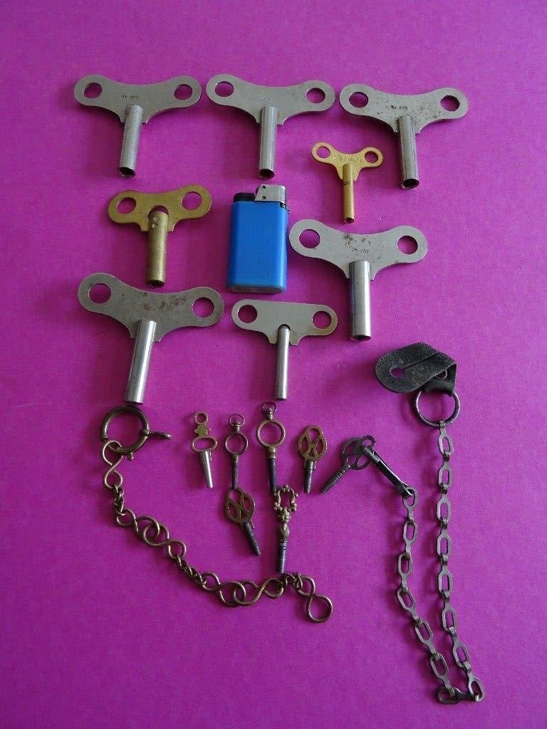 8 OUDE ANTIEKE KLOK SLEUTELS SLEUTEL  7 ZAKHORLOGE KETTING, Antiek en Kunst, Ophalen of Verzenden