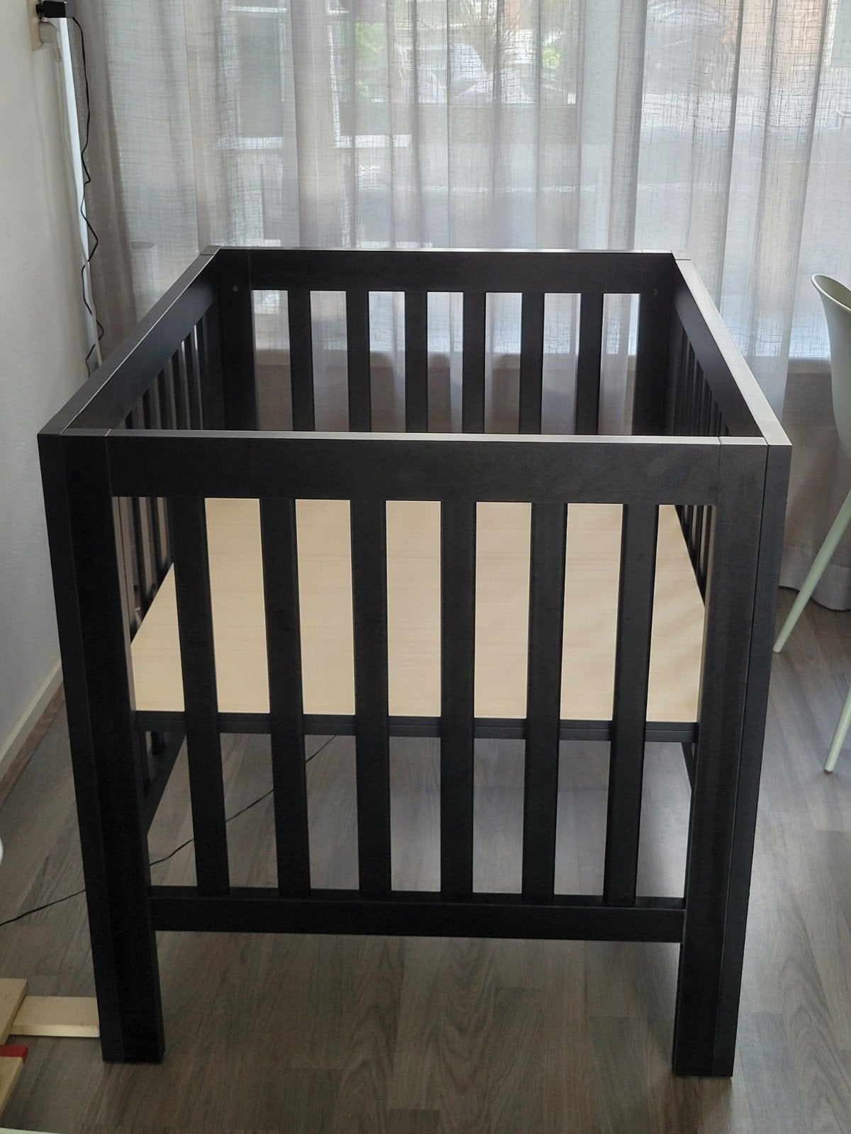 Zwarte baby box met matras, hoeslaken en zwart kleed, Kinderen en Baby's, Boxen, Ophalen, Gebruikt, Rechthoekig, In hoogte verstelbaar