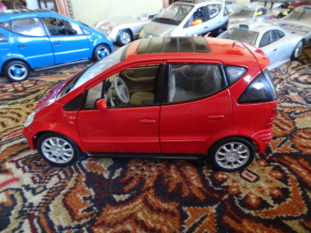 MOOIE MERCEDES BENZ A KLASSE ROOD 1;18  GEEN DOOS  maisto, Hobby en Vrije tijd, Modelauto's | 1:18, Ophalen of Verzenden, Zo goed als nieuw