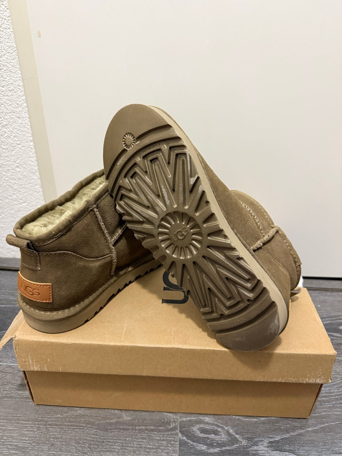 Legergroene UGG Classic Mini II suède laarzen - Maat 38, Ophalen of Verzenden, Zo goed als nieuw, Groen, Lage of Enkellaarzen