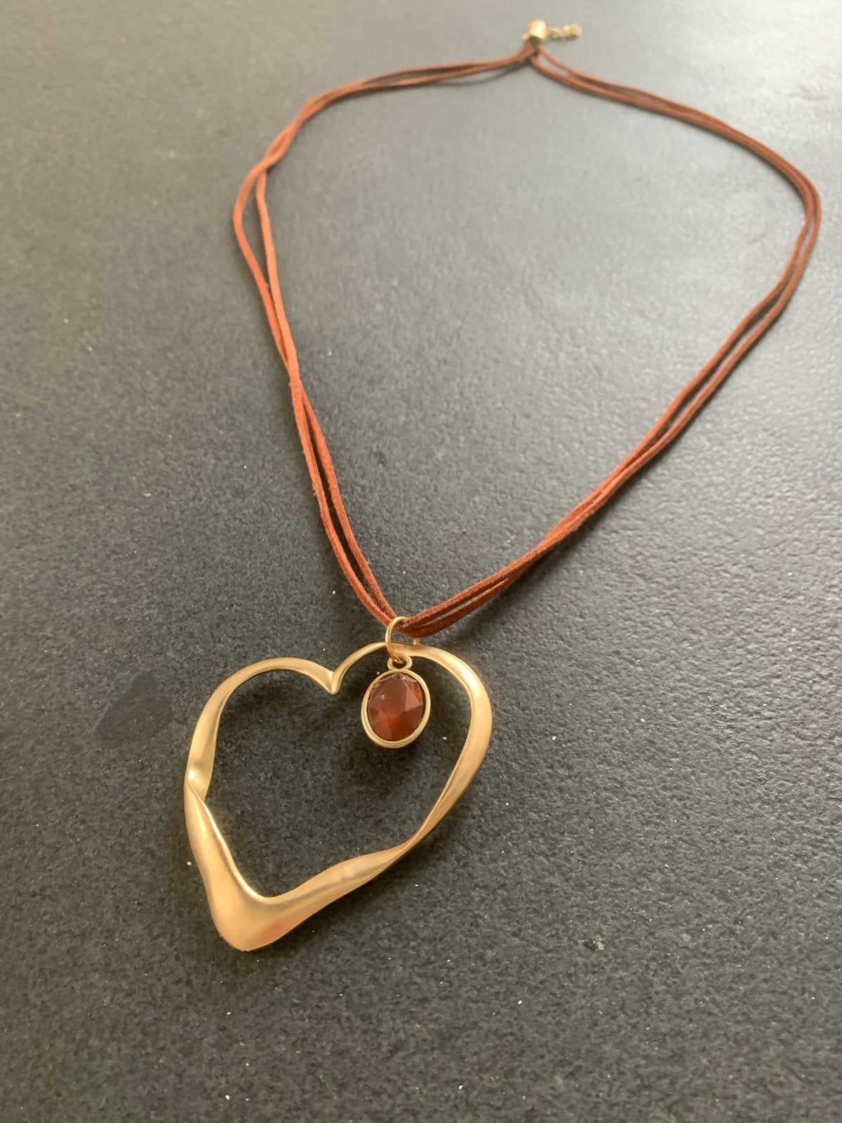 Hartvormige ketting met bruine steen en suède koord, Gebruikt, Ophalen of Verzenden, Goud, Overige materialen