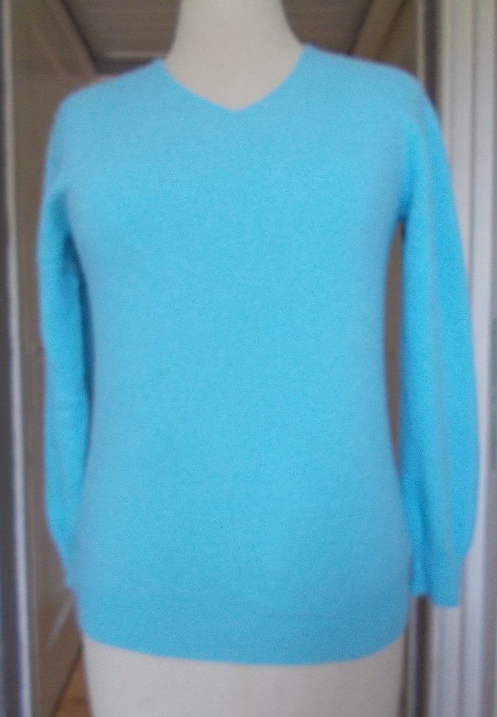Mooie blauwe zacht en soepele 100% wollen trui met V hals! M, Kleding | Dames, Verzenden, Zo goed als nieuw, Maat 38/40 (M), Blauw